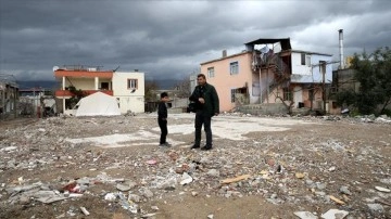 Depremde üç çocuğunu kaybeden baba, anılarının bulunduğu mahalleyi terk etmiyor