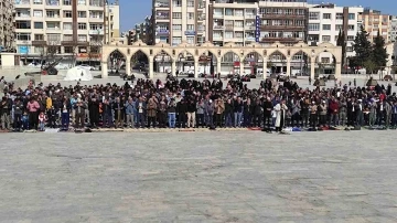 Depremde vefat edenler için Şanlıurfa’da gıyabi cenaze namazı kılındı
