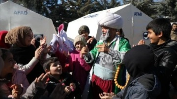 Depremde yakınlarını yitiren tiyatrocular, çocuklar gülsün diye sahnede