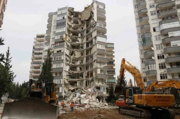 Depremde yarısı yıkılan apartmanın kontrollü yıkımına başlandı
