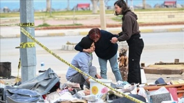 Depremde yaşamını yitirenlerin enkazdan çıkan eşyaları yakınlarını duygulandırıyor