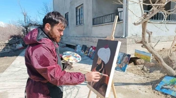 Depremde zarar gören evleri için yaptığı tuvalleri satışa çıkardı
