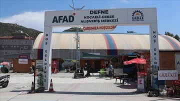 Depremden etkilenen Hatay'da esnaf konteyner çarşılarda hizmet vermeyi sürdürüyor