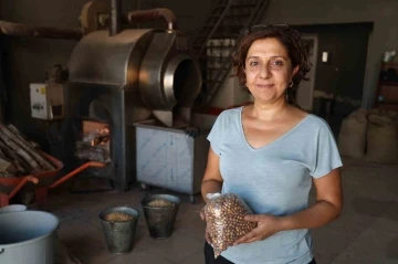 Depremden kurtulan 2 çocuk annesi, devraldığı tesiste tonlarca leblebi üretiyor
