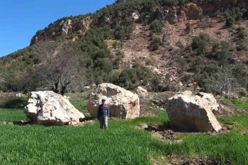 Depremin dehşet veren görüntüsü: Tarım arazilerine tonlarca ağırlığında kaya yağdı
