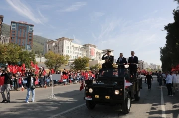 Depremin merkez üssünde Cumhuriyet’in 100. yılı coşkuyla kutlandı
