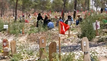 Depremin merkezi Kahramanmaraş’ta mezarlıkta buruk bayramlaşma
