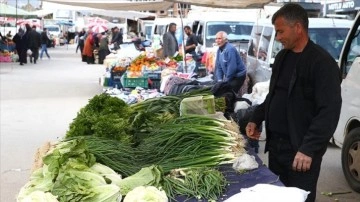 Depremin vurduğu Adıyaman'da pazar esnafı yeniden tezgah açtı