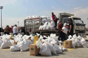 Depremzede aileler için gönüllü kurye oldular
