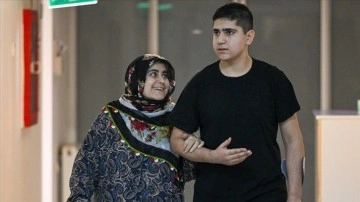 Depremzede anne oğul, hastane odasında birlikte ayağa kalktı