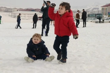 Depremzede çocuklar Bitlis’te kar keyfi yaşadı
