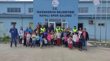 Depremzede çocuklar polislerle halat çekme yarışması yaptı
