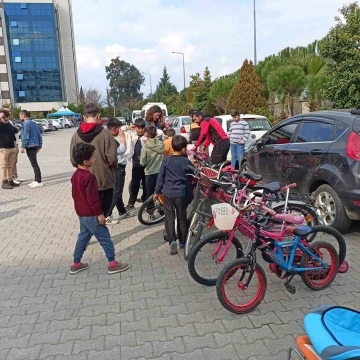 Depremzede çocukların yüzünü güldürdüler
