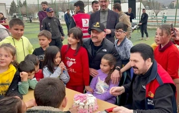 Depremzede Ecrin’e konteyner kentte doğum günü sürprizi
