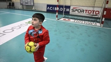 Depremzede hentbolcu annenin minik oğlu Yiğit Efe, takımın maskotu oldu