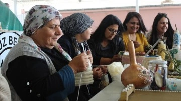 Depremzede kadınlar atık malzemeleri yeni ürünlere dönüştürüyor