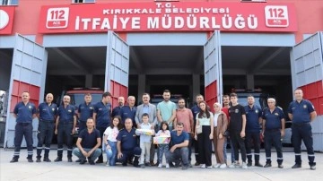 Depremzede kardeşler, kendilerini enkazdan çıkaran itfaiye personeliyle buluştu