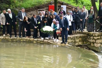 Depremzedeler anısına saygı çelengi bırakıldı
