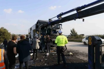 Depremzedeleri taşıyan otobüs kaza yaptı: 2 ölü, 6 yaralı