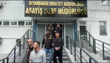 Depremzedelerin evini soyan hırsızlar önce kameralara sonra polise yakalandı
