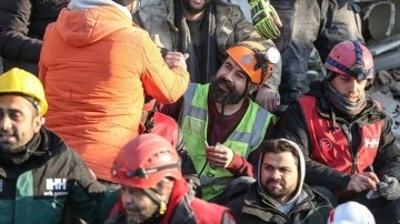 Depremzedeye sarılan gönüllü gözüne pansuman yaptırıp enkaza koştu