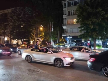 Derbi galibiyetini taraftarlar Bağdat Caddesi’nde kutladı
