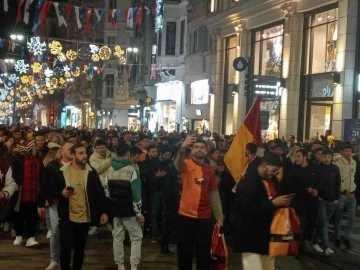 Galatasaray taraftarları Taksim Meydanı'nda kutlama yaptı