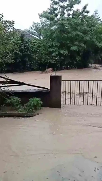 Dere taştı, üç köye ulaşım sağlanan köprü ulaşıma kapandı
