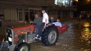 Dere yaklaşık 5 metre yükseldi, mahalleyi su bastı
