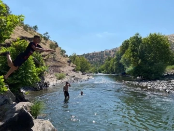 Derecik’te 40 derece ulaşan sıcaktan bunalan gençler çayda serinleniyor
