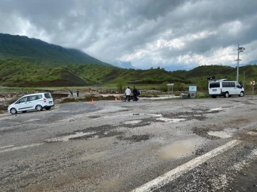 Derecik’te sağanak yağış köprüleri yıktı, köy yolları ulaşıma kapandı
