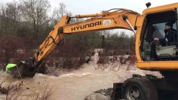 Derede akıntıya kapılan araçtan canlı çıktı, boğularak can verdi
