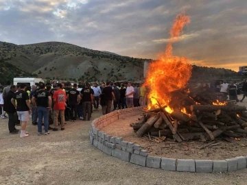 Dev kamp ateşi yakıldı, vali yanma tehlikesi atlattı
