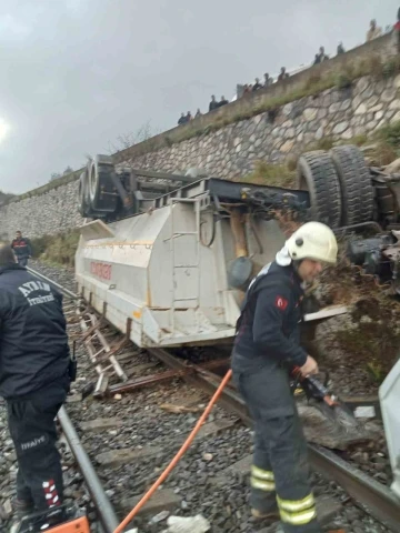 Devrilen kamyonun sürücüsü hayatını kaybetti
