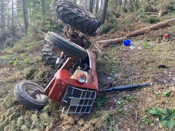 Devrilen traktörün altında kalan işçi hayatını kaybetti
