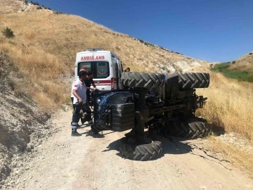 Devrilen traktörün altında kalan sürücü öldü
