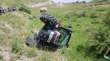 Devrilen traktörün kabinli olması sürücüyü kurtardı
