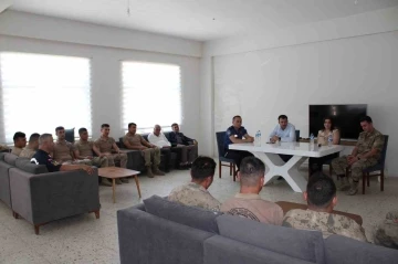 Dicle Kaymakamı Yurdagül’den bayramda şehit kabirleri ve şehit ailelerine ziyaret
