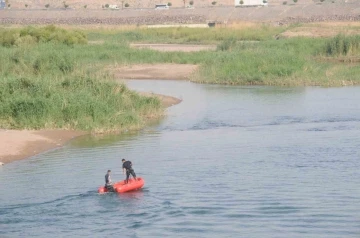 Dicle Nehrinde boğulma tehlikesi geçiren iki kişiyi vatandaşlar kurtardı
