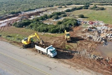 Didim’de moloz temizleme çalışması yapıldı
