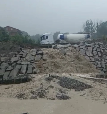 Direkler yıkıldı, istinat duvarı çöktü
