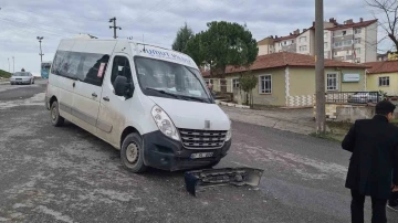 Direksiyon başında  nöbet geçiren şoför öğrenci servisine çarptı
