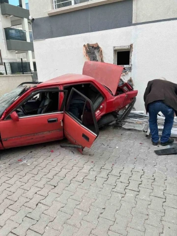 Direksiyon hakimiyetini kaybeden sürücü metrelerce yükseklikten aşağıya uçtu
