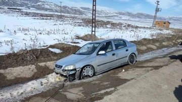 Direksiyon hakimiyetini kaybedip yoldan çıktı: 4’ü çocuk 7 kişi yaralandı