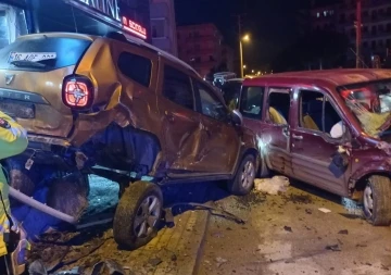 Bursa Mudanya'da direksiyon hakimiyetini kaybetti, 3 aracı hurdaya çıkardı