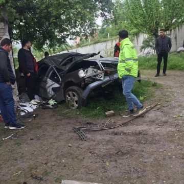 Direksiyon hakimiyetini kaybetti evin bahçesine uçtu: 1 ölü
