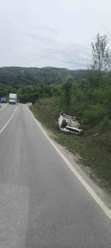 Direksiyon hakimiyetini kaybetti takla attı: 2 yaralı
