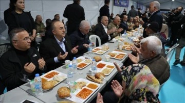 Dışişleri Bakanı Çavuşoğlu, Nurdağı ilçesindeki depremzedelerle iftar yaptı