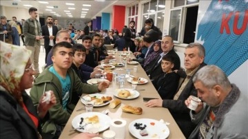 Dışişleri Bakanı Çavuşoğlu, Şanlıurfa'da depremzedelerle sahur yaptı