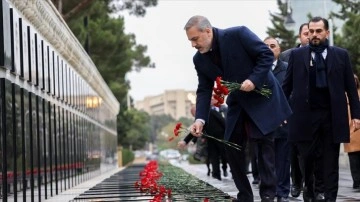 Dışişleri Bakanı Hakan Fidan, Bakü'de şehitlikleri ziyaret etti